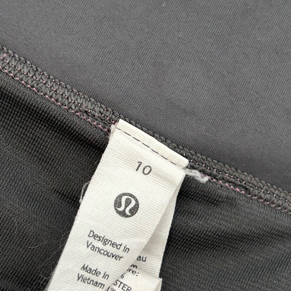 Lululemon Speed Up Low-Rise Lined Short 2.5" Vivid Floral Tone Multi
Size 10 - Picture 4 of 12